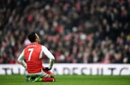 LONDON, ENGLAND - FEBRUARY 11: Alexis Sanchez of Arsenal reacts after missing a chance during the Premier League match between Arsenal and Hull City at Emirates Stadium on February 11, 2017 in London, England. (Photo by Laurence Griffiths/Getty Images)